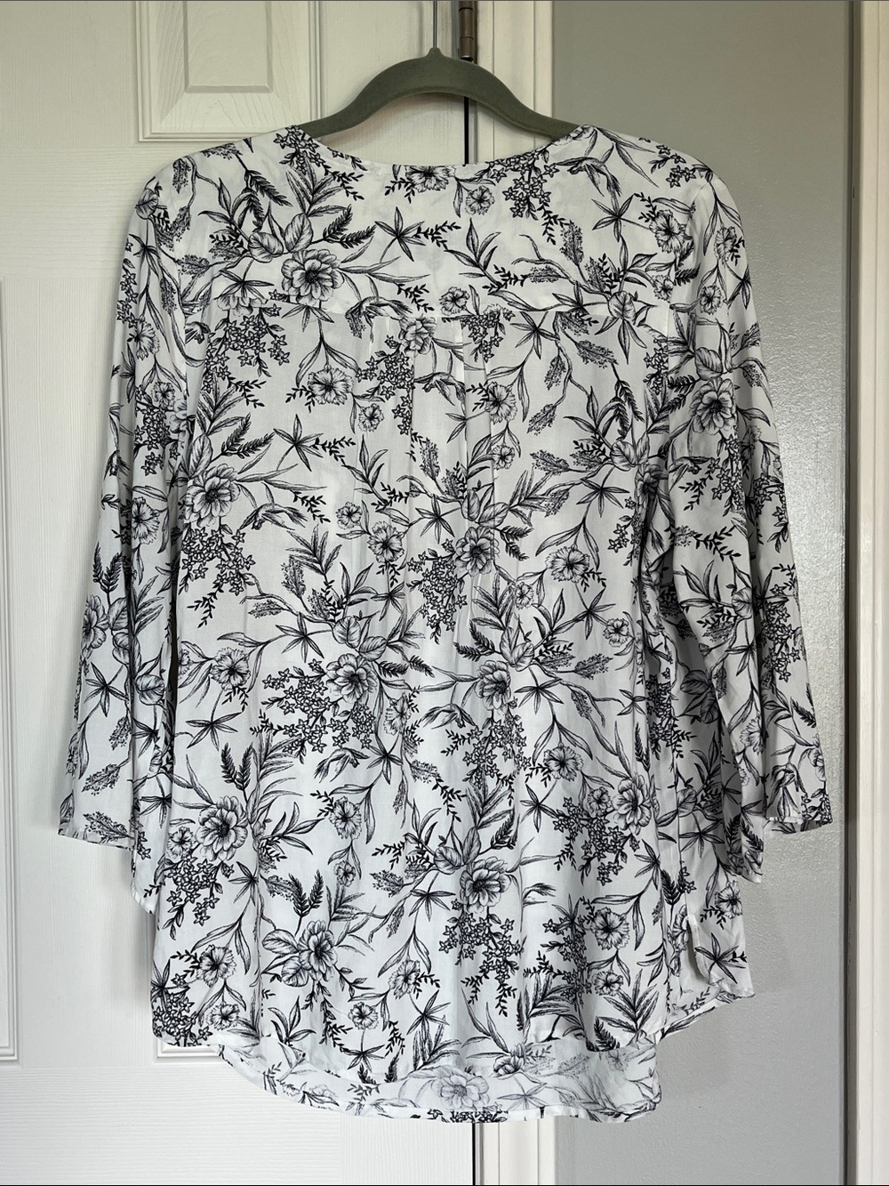 Gloria Vanderbilt White and Black Floral V-Neck Blouse size L - Picture 10 of 10